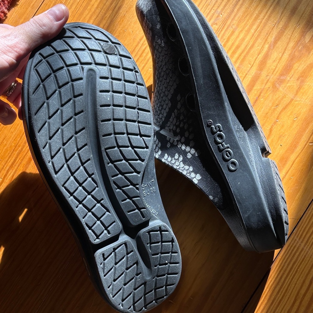 Black & Gray Snake Print Oofos clogs - Picture 3 of 5